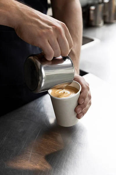 Kahve Bardağına Süt Döken Bir Baristanın Ellerinin Yakın Çekimi Ticari Stok Resim