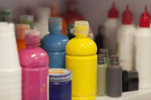 Kleurrijke Gebruikte Flessen Voor Kunstwerken Worden Weergegeven Voorraadplanken Stockfoto