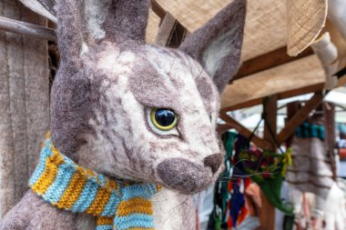 El yapımı sırt çantası yumuşak dizaynlı kedi şeklinde. Tallinn, Estonya