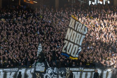 SOLNA, SWEDEN - 16 APR 2023: Tifo ve taraftarları Solna 'daki Friends Arena' da AIK vs Hammarby IF maçında. Nihai sonuç 2-0