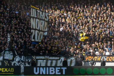 SOLNA, SWEDEN - 16 APR 2023: Tifo ve taraftarları Solna 'daki Friends Arena' da AIK vs Hammarby IF maçında. Nihai sonuç 2-0