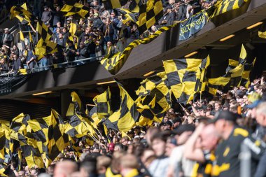SOLNA, SWEDEN - 16 APR 2023: Tifo ve taraftarları Solna 'daki Friends Arena' da AIK vs Hammarby IF maçında. Nihai sonuç 2-0