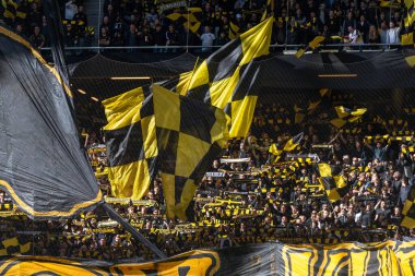 SOLNA, SWEDEN - 16 APR 2023: Tifo ve taraftarları Solna 'daki Friends Arena' da AIK vs Hammarby IF maçında. Nihai sonuç 2-0