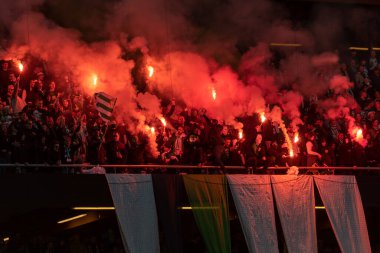 SOLNA, SWEDEN - 16 APR 2023: Tifo ve taraftarları Solna 'daki Friends Arena' da AIK vs Hammarby IF maçında. Nihai sonuç 2-0