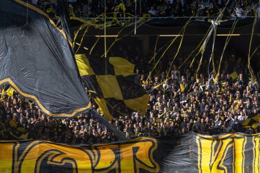 SOLNA, SWEDEN - 16 APR 2023: Tifo ve taraftarları Solna 'daki Friends Arena' da AIK vs Hammarby IF maçında. Nihai sonuç 2-0