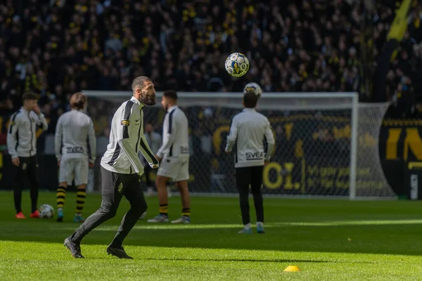 SOLNA, SWEDEN - 16 Nisan 2023: Solna 'daki Friends Arena' da AIK-Hammarby IF maçından önce ısınma turu. Nihai sonuç 2-0