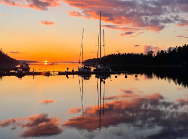 Bir yaz akşamı Grisslehamn marinasında gün batımı. İsveç