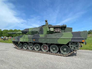 STOCKHOLM, SWEDEN - 27 Mayıs 2023: Ana savaş tankı, Leopar 2, İsveç Ordusu 500 yıl, Stockholm 'deki Gardet' de eski ve yeni ekipmanların halka sergilenmesi.