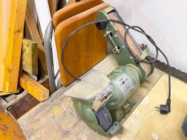 TULLINGE, SWEDEN - 17 Nisan 2023: Eski, tozlu ve yıpranmış ekipmanlarla ahşap kulübe.