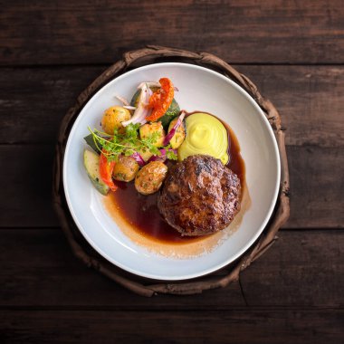 Modern bir dokunuşla Wallenbergare tabağı. İsveç