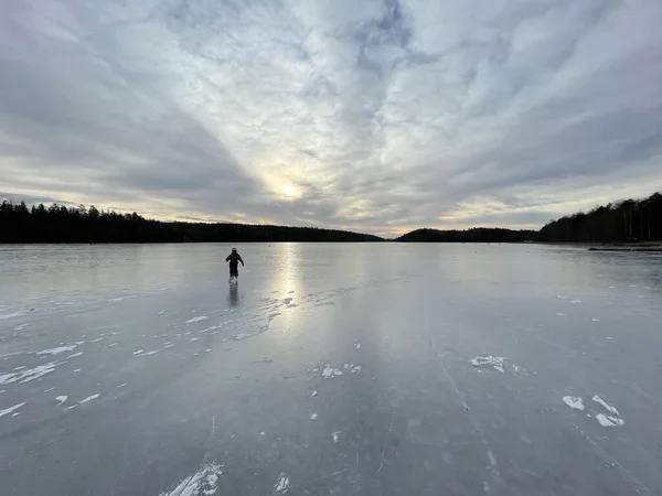 Dzieciak Jeździ Łyżwach Naturalnym Lodzie Jeziora Zachmurzone Popołudnie Szwecja — Zdjęcie stockowe