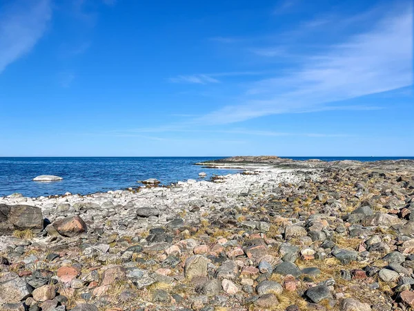 石质的海岸线到了死气沉沉的大海 格里斯利姆瑞典 — 图库照片