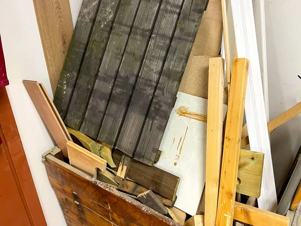 图林治 Sweden 2023年4月17日 带有陈旧 尘土飞扬和磨损设备的木制棚屋 图库图片