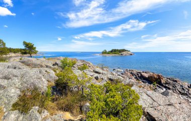 Uzakta Loskaret adasıyla Grisslehamn Coasr 'dan Panorama. İsveç