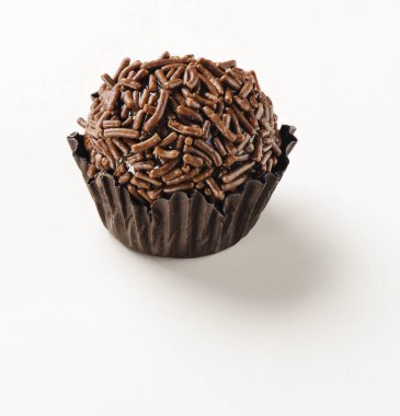 Brigadeiro geleneksel bir Brezilya tatlısıdır, özellikle festival etkinlikleri için ülke çapında popüler bir şekerleme. Beyaz bir arkaplanda.