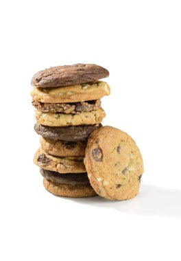 Beyaz arka planda izole edilmiş çeşitli çikolatalı kurabiyeler..