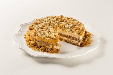 Dulce de leche ve cevizli kek bir tabakta, izole edilmiş.