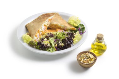 Lezzetli karides ve ricotta peynirli sandviç, salata ve baharatlar bir yana, izole edilmiş.