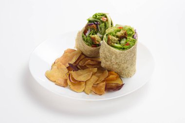 Nefis falafel ve marullu dürüm patates cipsi, izole edilmiş.