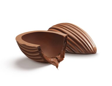 Lezzetli trüf mantarlı paskalya yumurtası açıldı, dolguyu gösteriyor, izole.