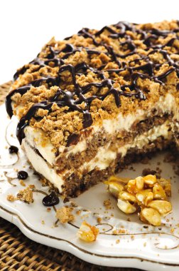 Fıstıklı ve çikolatalı iştah açıcı dondurma, bir parça eksik, antika bir tabakta, beyaz arka plan