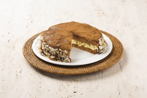 Lezzetli dilimlenmiş çikolatalı pasta, beyaz çikolata, çikolata ve hindistan cevizi soslu.