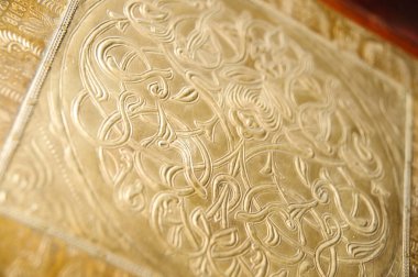 Mandala nakışlı bej bir yastığın kapağını kapat.