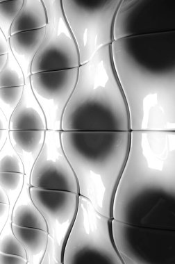 Siyah ve beyaz geometrik desenli dalgalı fayanslar