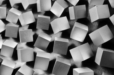 Gri kumaş üzerindeki gümüş üç boyutlu küpleri kapat