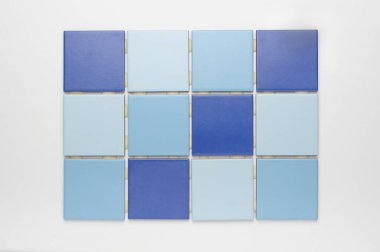 Aydınlık, koyu ve bebek mavisi desenli dikdörtgen karo, izole edilmiş.