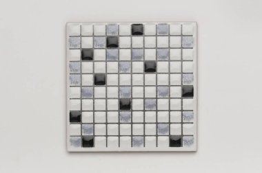 Siyah, beyaz ve gri ızgara desenli kare karo, izole