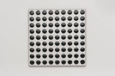 Siyah noktalı beyaz karo, izole edilmiş.