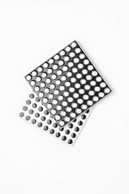 Küçük kareleri olan siyah, beyaz ve kırmızı fayanslar.