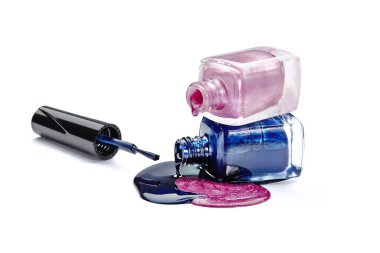 Beyaz arka planda izole edilmiş bir şişe koyu mavi oje.