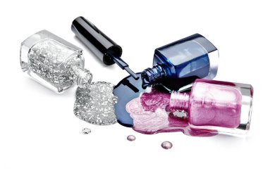 Stüdyodaki şişeler, ojelerin dökülmesine neden olur.