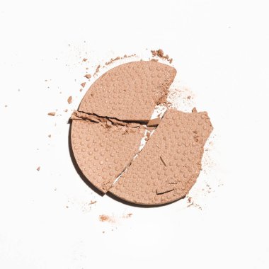 Beyaz arka planda izole edilmiş bir şişe koyu mavi oje.