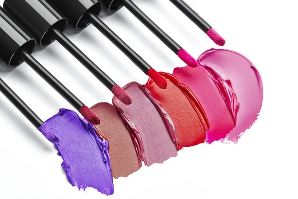 Beyaz arka planda izole edilmiş bir şişe koyu mavi oje.