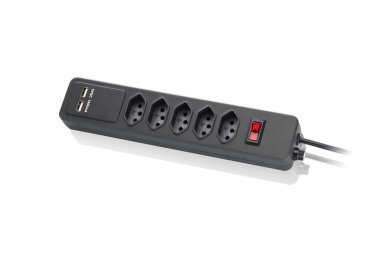 Beyaz arkaplanda izole edilmiş modern tip c güç şeridinin yan görünümü