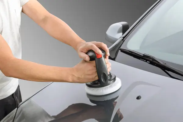 Stüdyo arka planında araba cilası olan beyaz adamlar.