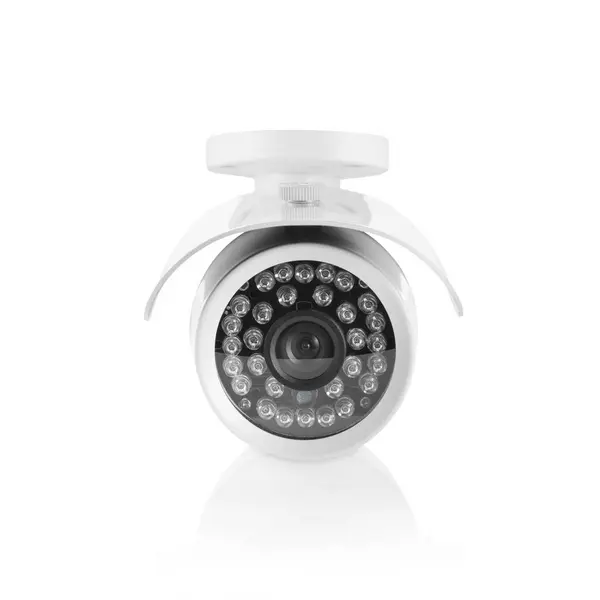 Beyaz arka planda ışık ve altında yansıma olan beyaz açık hava gözetleme kamerasının ön görüntüsü