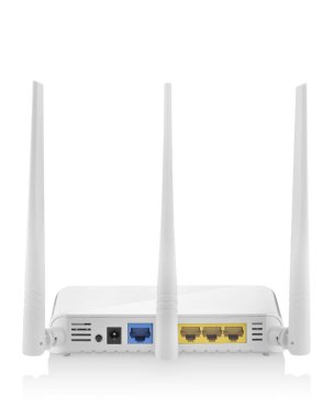 Üç anten izole edilmiş beyaz kablosuz yönlendiricinin arka görünümü 