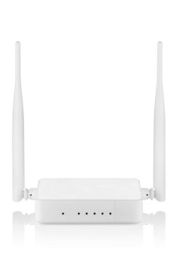 İki anten izole edilmiş beyaz kablosuz yönlendiricinin ön görüntüsü 
