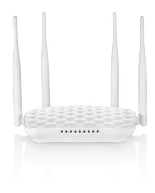 İzole edilmiş dört antenli beyaz kablosuz yönlendiricinin ön görüntüsü