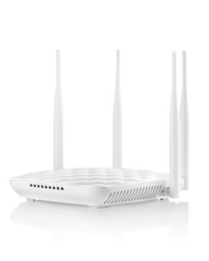 Dört antenli beyaz kablosuz yönlendirici, izole.