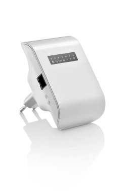 Beyaz Wi-Fi sinyal yükselticisinin dörtte üçü izole edilmiş.