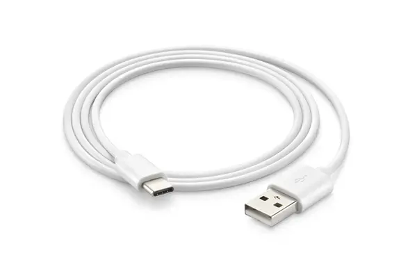 Beyaz bir USB tip C şarj kablosu, birçok aygıt için uyumlu, sarmal bir şekle bürünmüş, beyaz arkaplanda izole edilmiş..