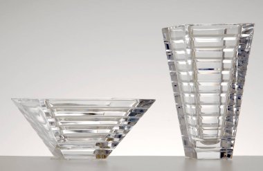 Çağdaş cam vazolar, izole edilmiş.