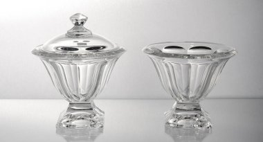 Kristal cam tatlı kaplar, izole edilmiş.