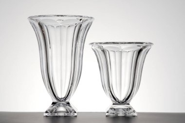 Bir çift lale şeklindeki cam vazolar, izole edilmiş.