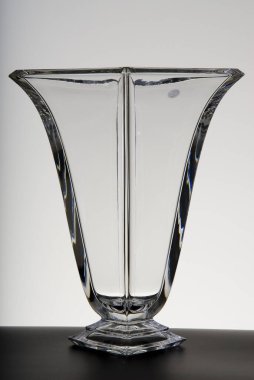 Lale şeklinde şeffaf cam vazo, izole edilmiş.